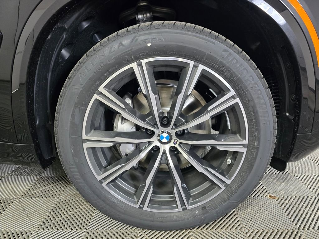 New 2026 BMW X5 xDrive40i w/ M Sport Package AWD/4WD image 2