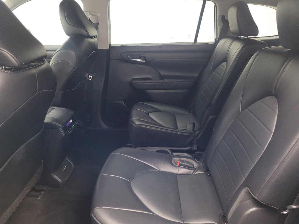 Used 2022 Toyota Highlander XLE FWD image 18