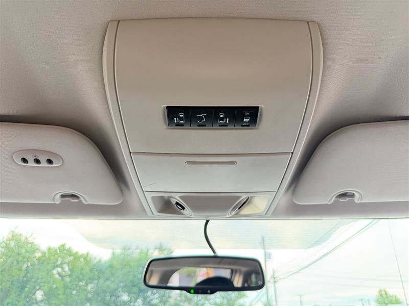 Used 2016 Chrysler Town & Country Touring FWD image 31