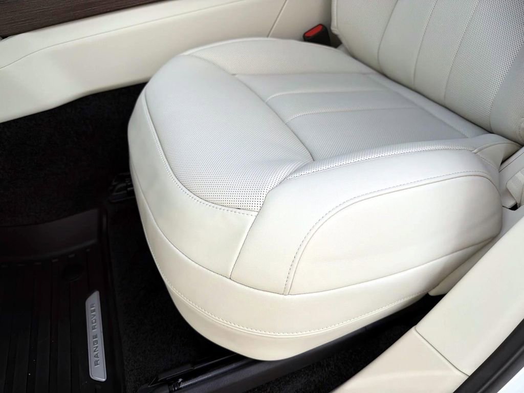 New 2026 Land Rover Range Rover SE image 18