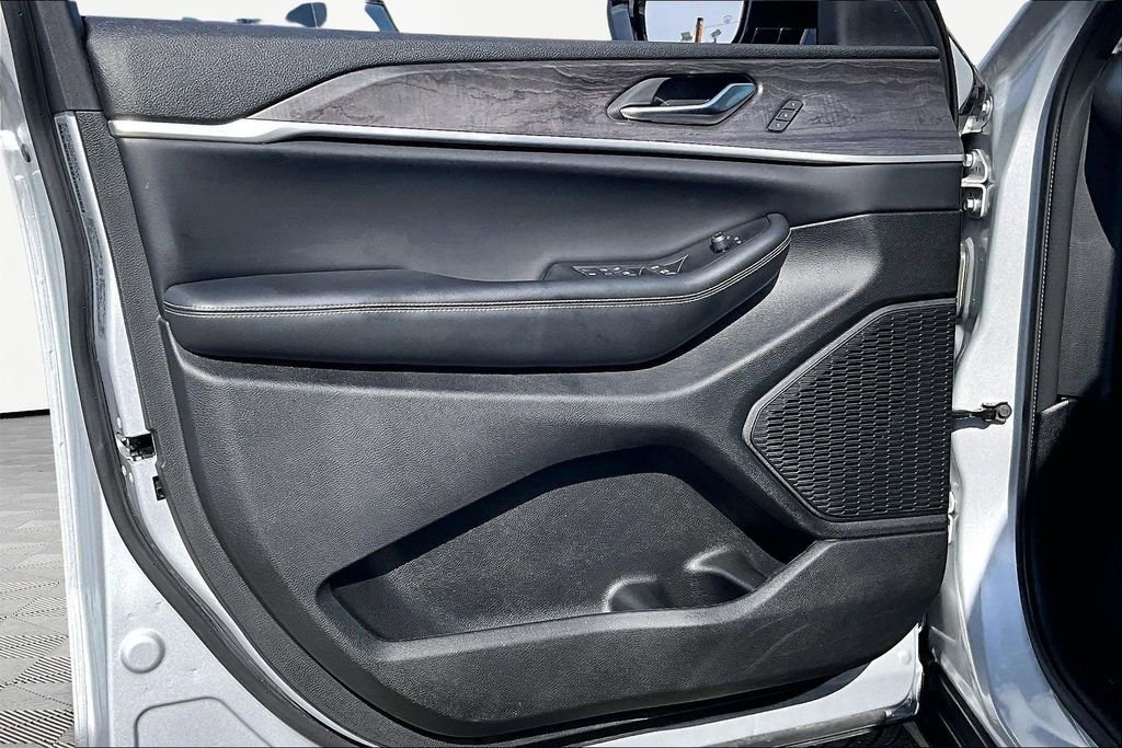 Used 2023 Jeep Grand Cherokee Limited image 23