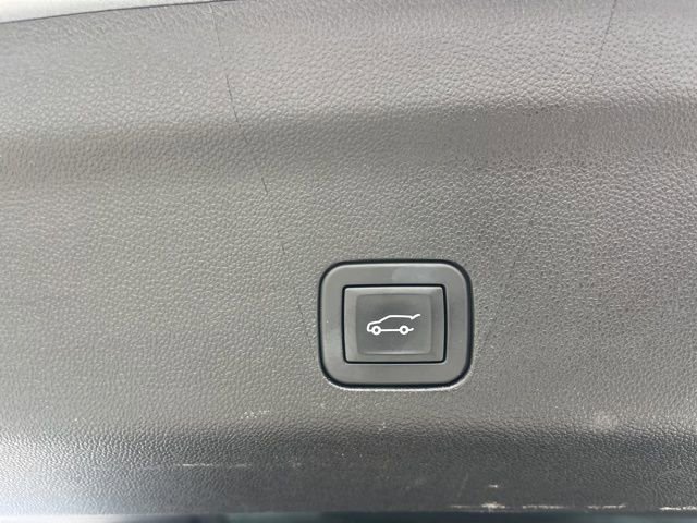 Used 2025 Chevrolet Suburban LT image 7