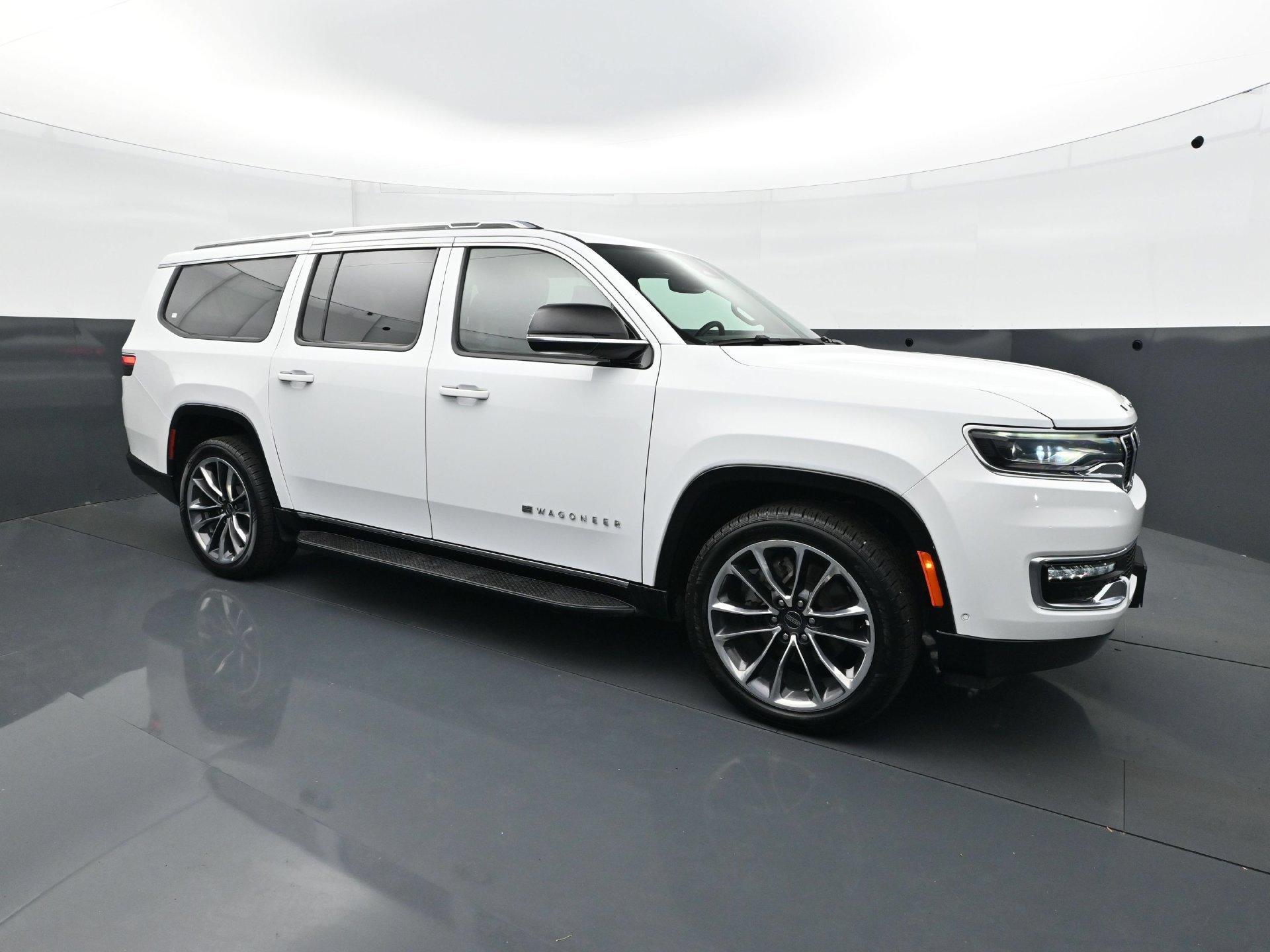Used 2023 Jeep Wagoneer L Series II w/ Premium Group I AWD/4WD image 9