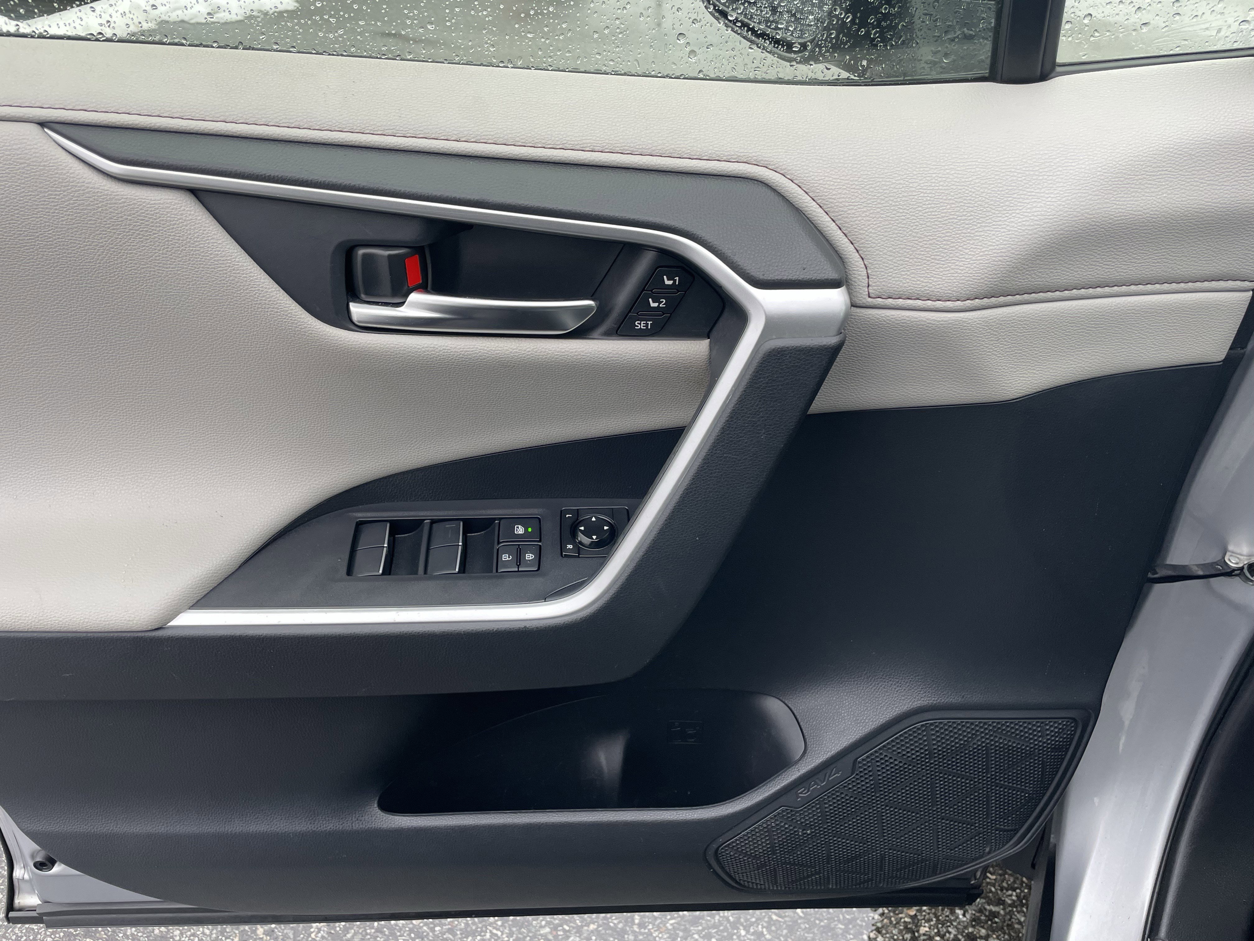 Used 2019 Toyota RAV4 Limited image 12