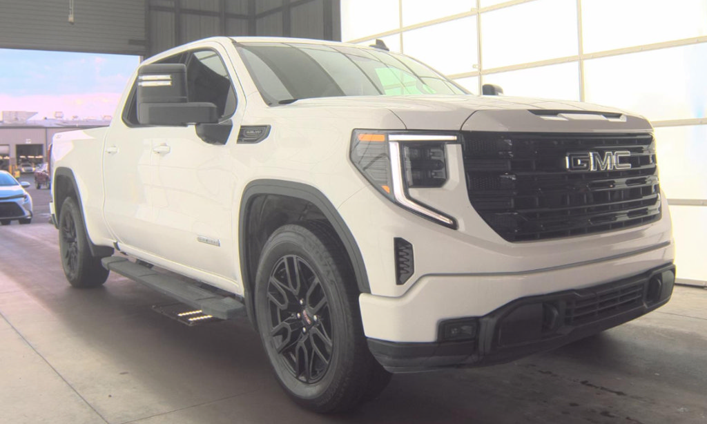 Used 2024 GMC Sierra 1500 Elevation w/ Preferred Package AWD/4WD image 2