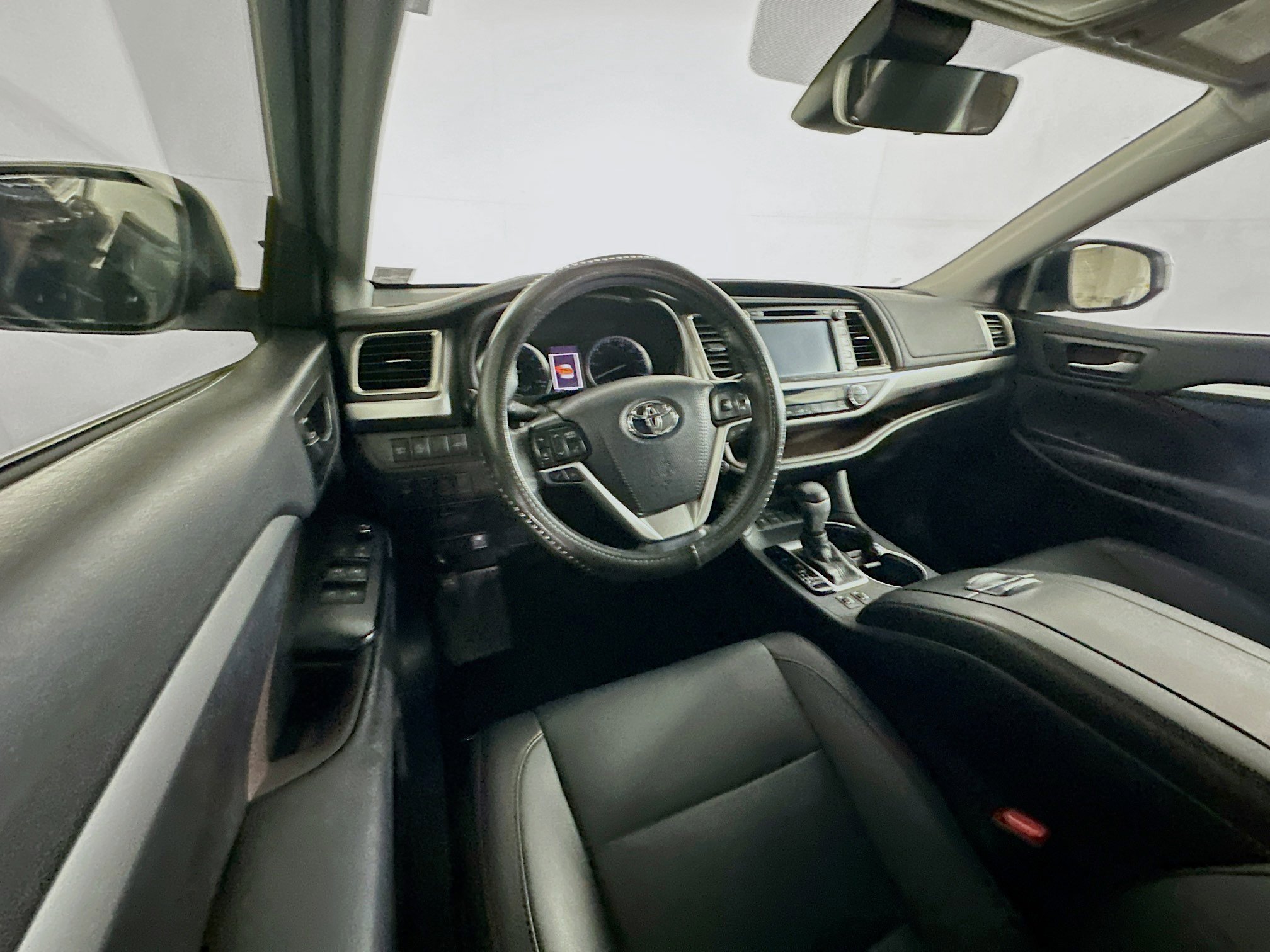 Used 2019 Toyota Highlander XLE FWD image 18