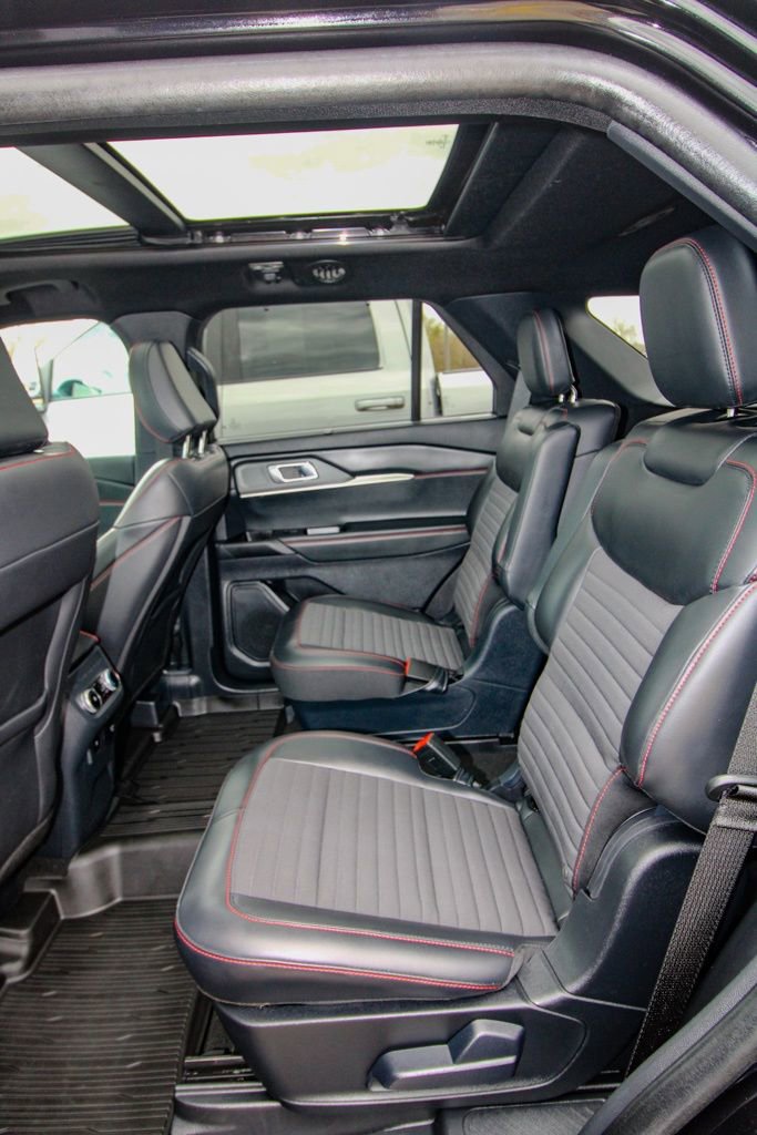 Used 2025 Ford Explorer ST-Line w/ Premium Package image 8