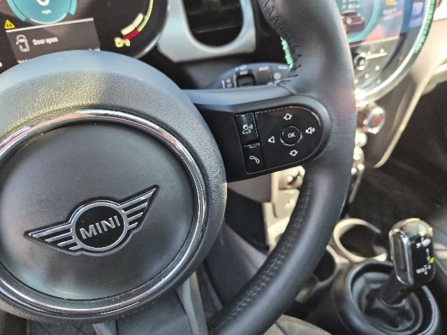 Used 2022 MINI Cooper 4-Door Hardtop w/ Premium Package FWD image 18