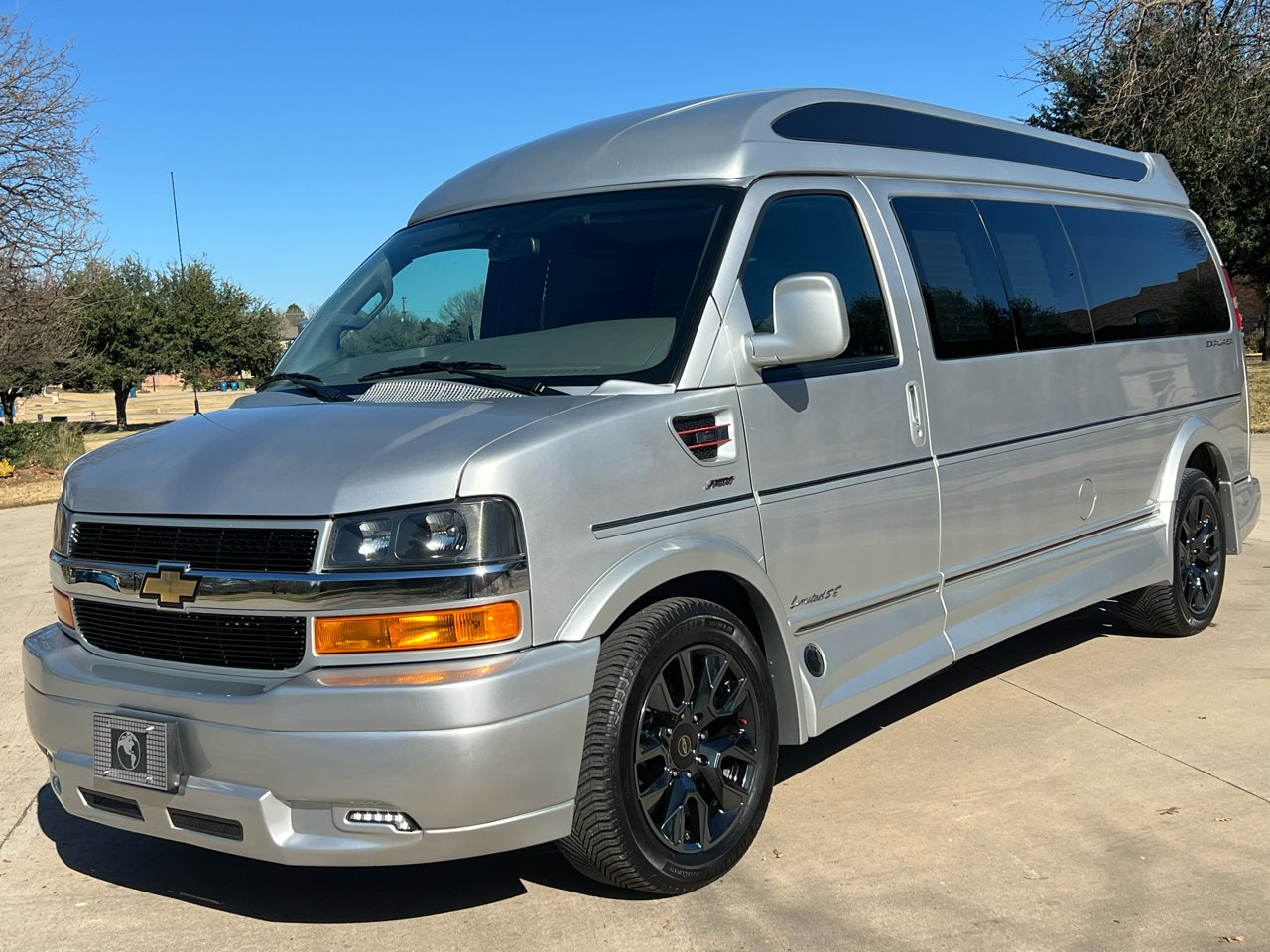 Used 2023 Chevrolet Express 2500 Extended image 19