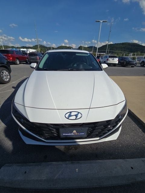 Used 2023 Hyundai Elantra Limited w/ Cargo Package FWD image 3