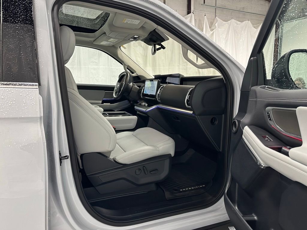 Used 2025 Ford Expedition Platinum image 59