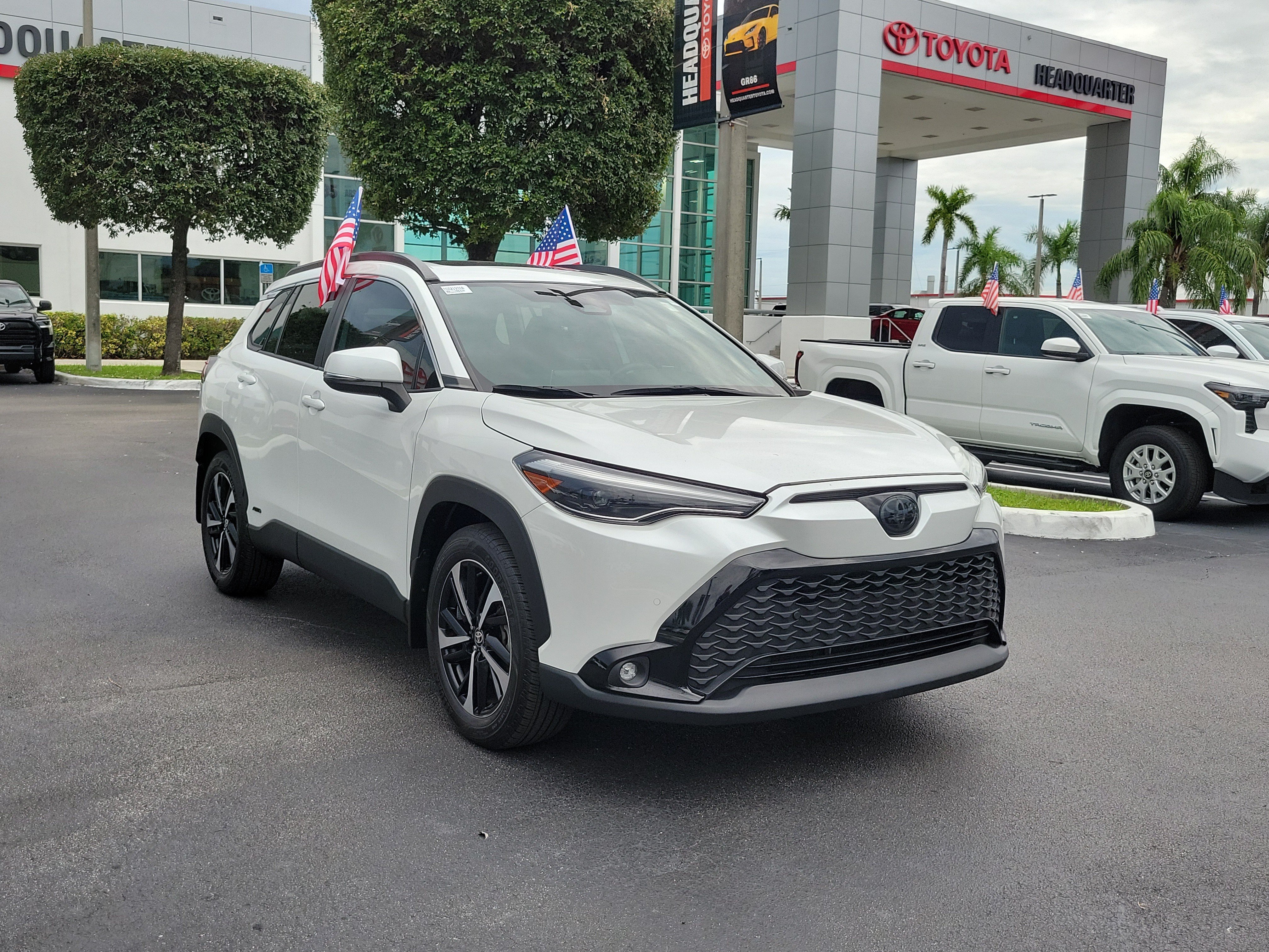 Used 2024 Toyota Corolla Cross AWD Hybrid w/ Convenience Package image 2