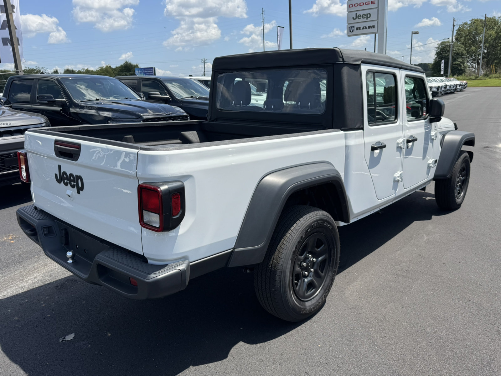 Used 2025 Jeep Gladiator Sport AWD/4WD image 5