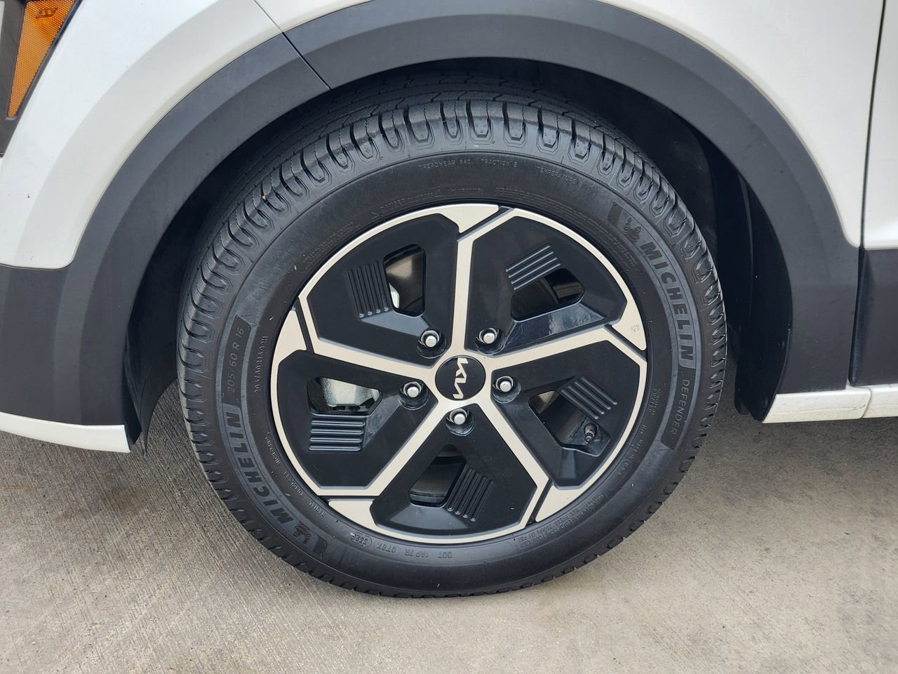 Used 2023 Kia Niro LX image 10