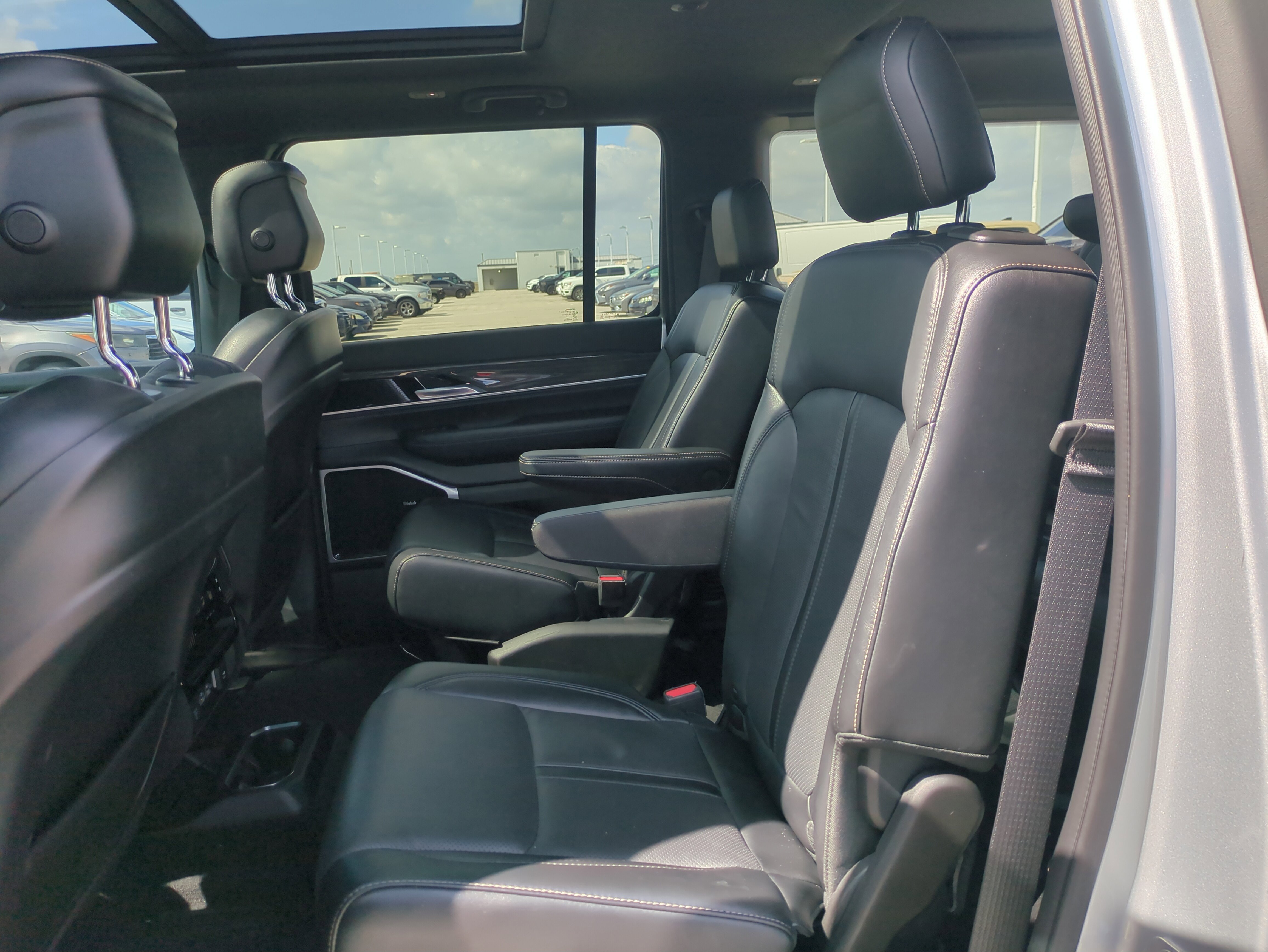 Used 2022 Jeep Wagoneer Series III w/ Premium Group I image 15