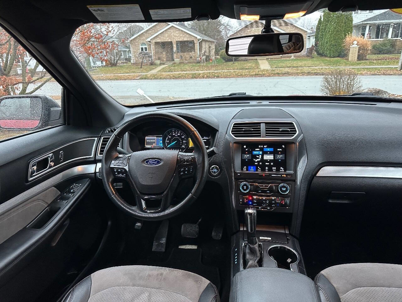 Used 2017 Ford Explorer XLT w/ Equipment Group 202A image 9