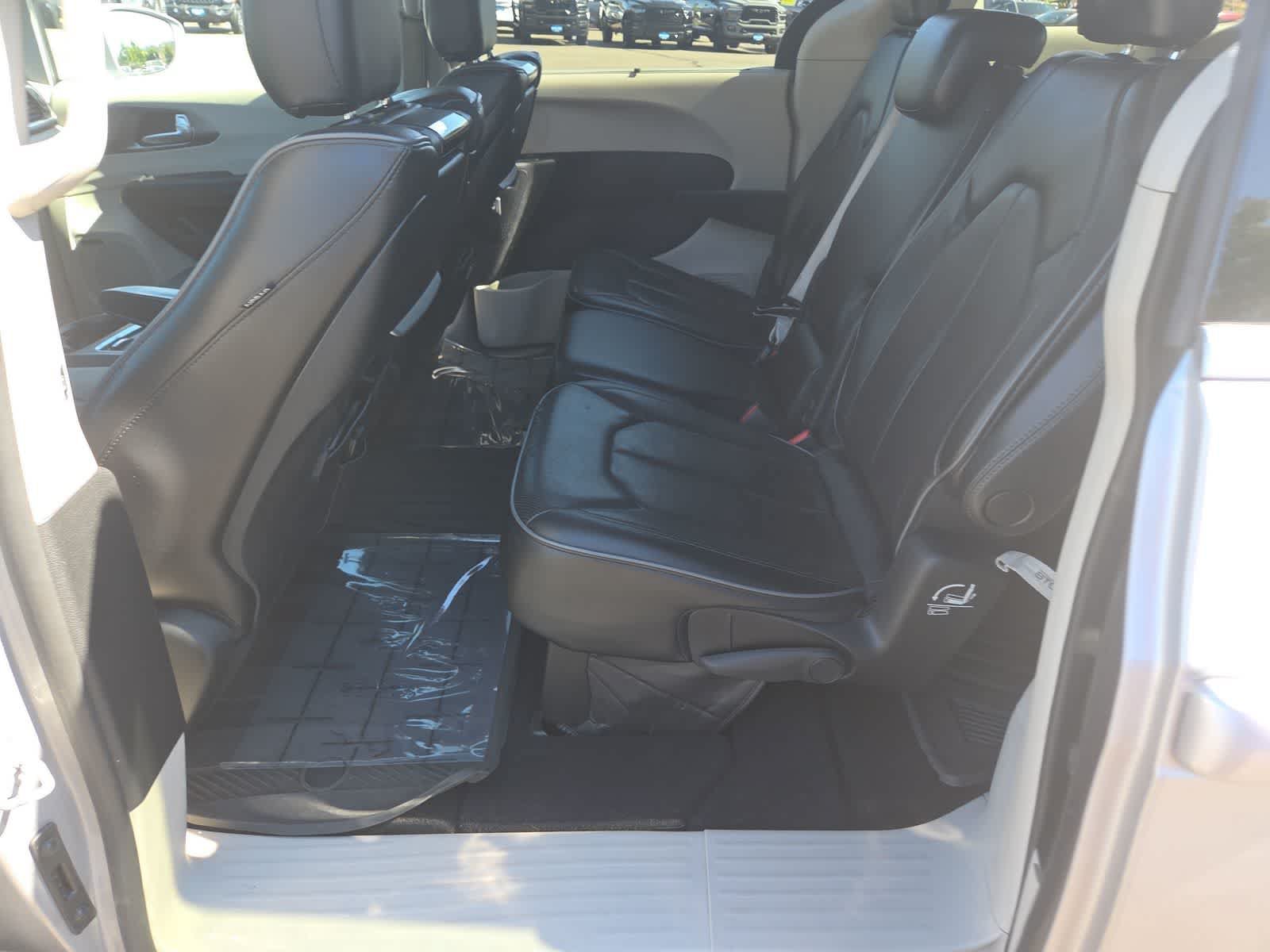 Used 2017 Chrysler Pacifica Limited FWD image 21