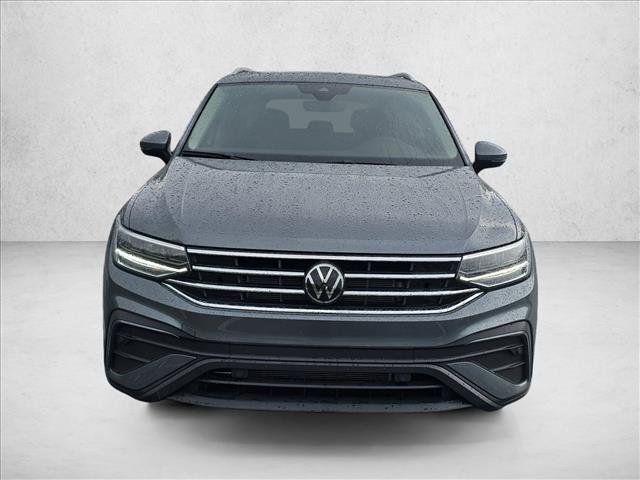 Used 2024 Volkswagen Tiguan SE w/ Panoramic Sunroof Package image 2