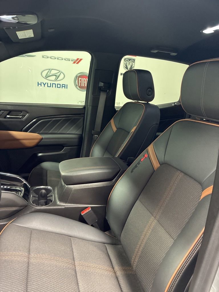 Used 2024 GMC Canyon AT4 w/ Technology Package image 9