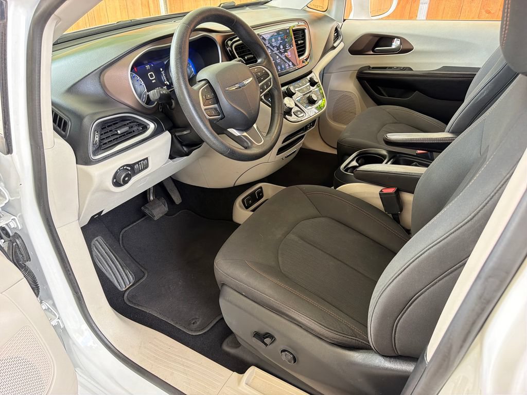 Used 2019 Chrysler Pacifica Touring Plus w/ Advanced Safetytec Group FWD image 2
