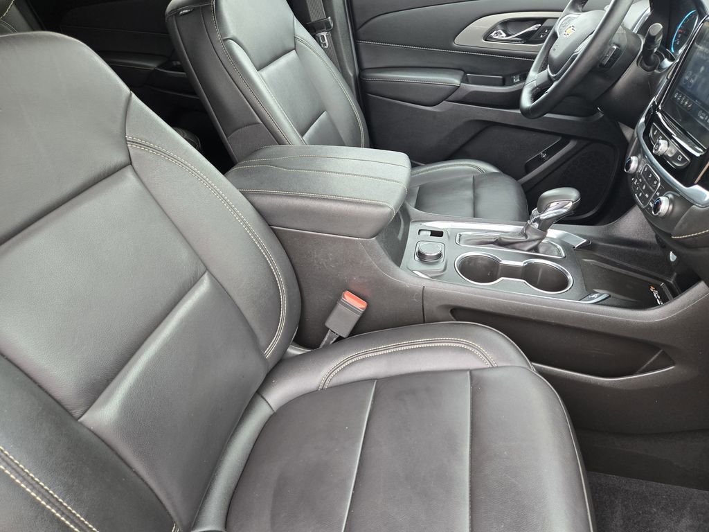 Used 2023 Chevrolet Traverse LT w/ Rear Camera Mirror Package FWD image 15