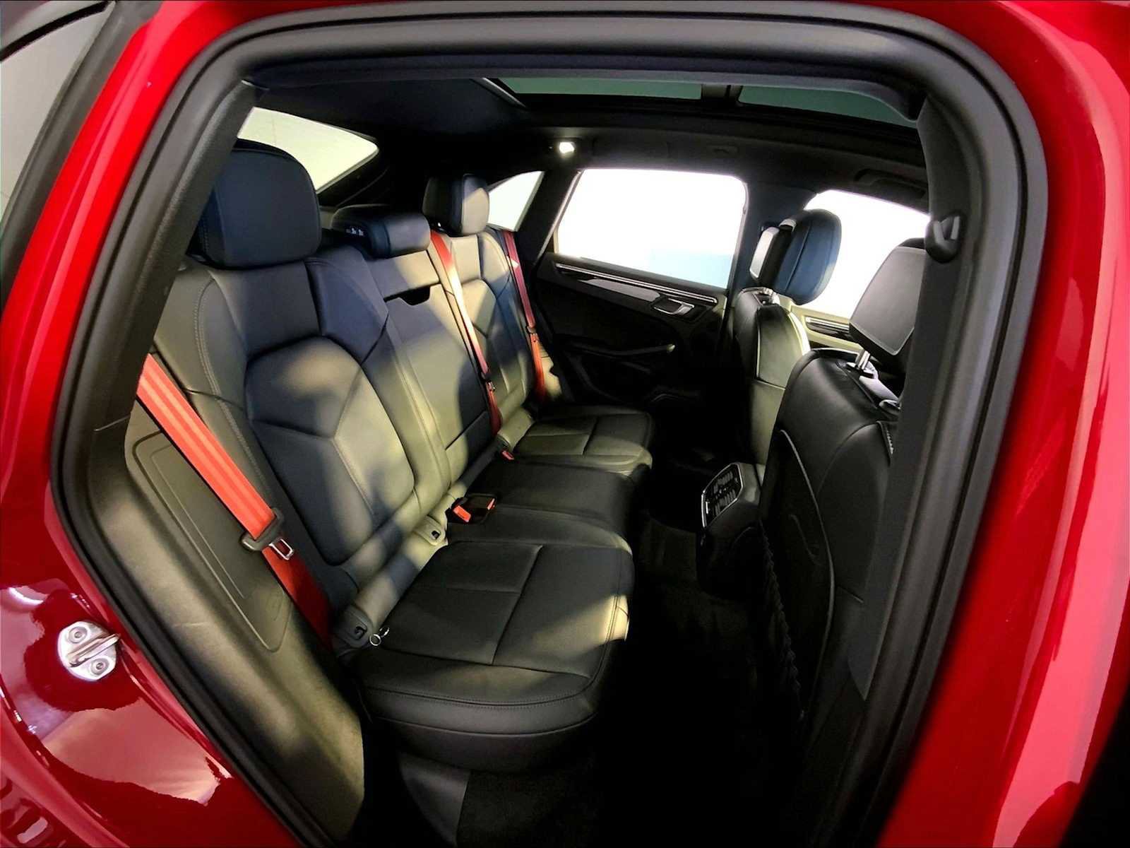 Certified 2023 Porsche Macan AWD/4WD image 23