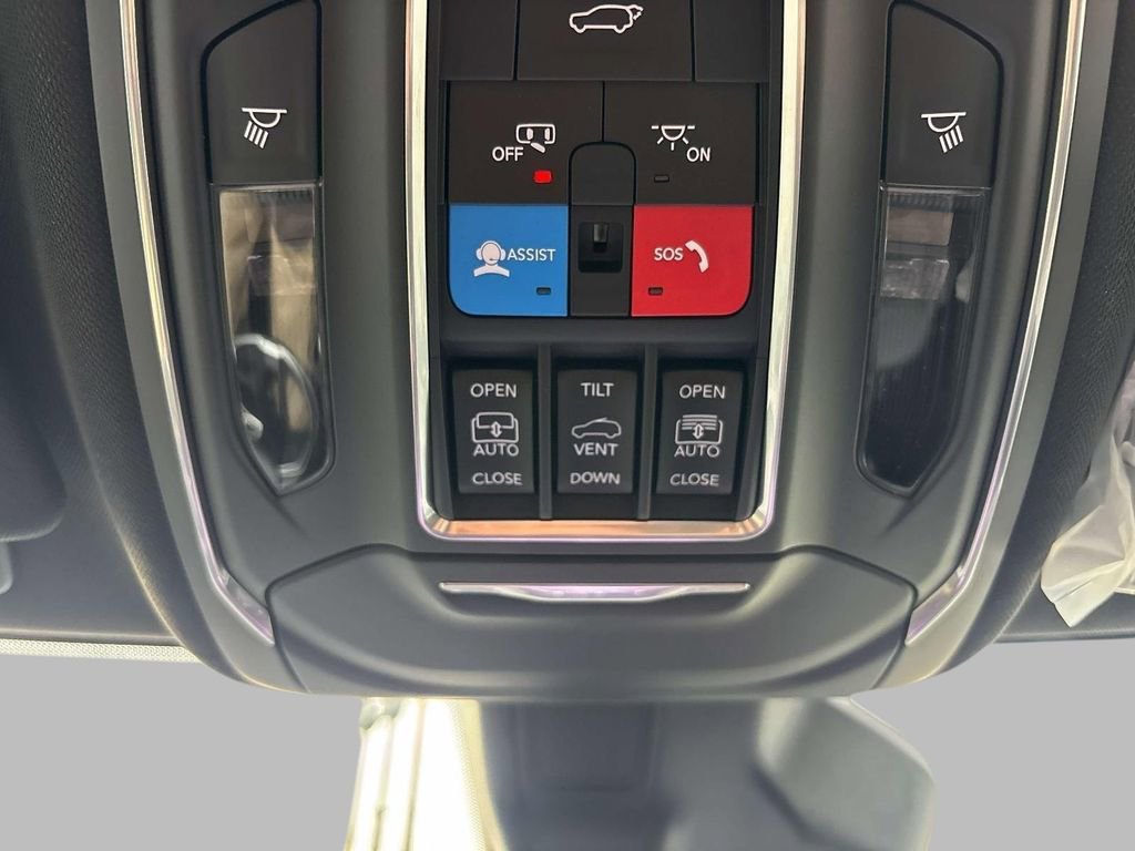 New 2025 Jeep Grand Cherokee Limited w/ Black Appearance Package image 16