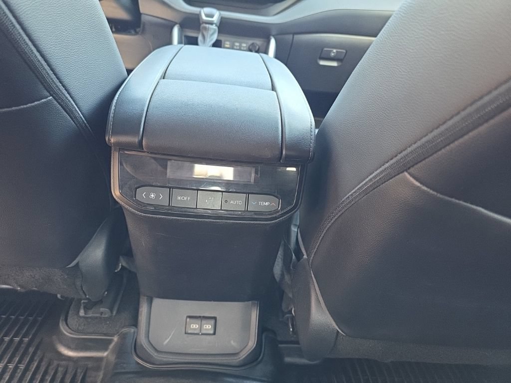 Used 2023 Toyota Highlander XLE AWD/4WD image 14