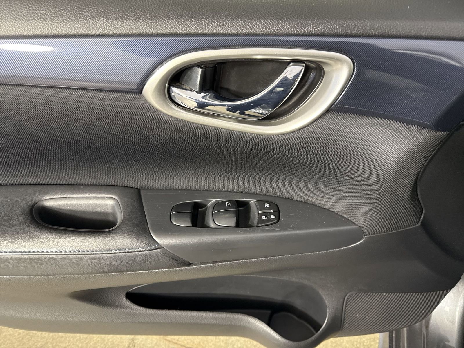 Used 2017 Nissan Sentra SR w/ SR Midnight Edition image 19