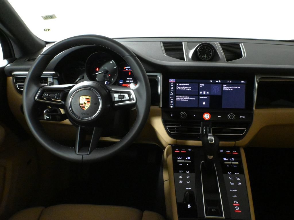 Used 2025 Porsche Macan AWD/4WD image 17