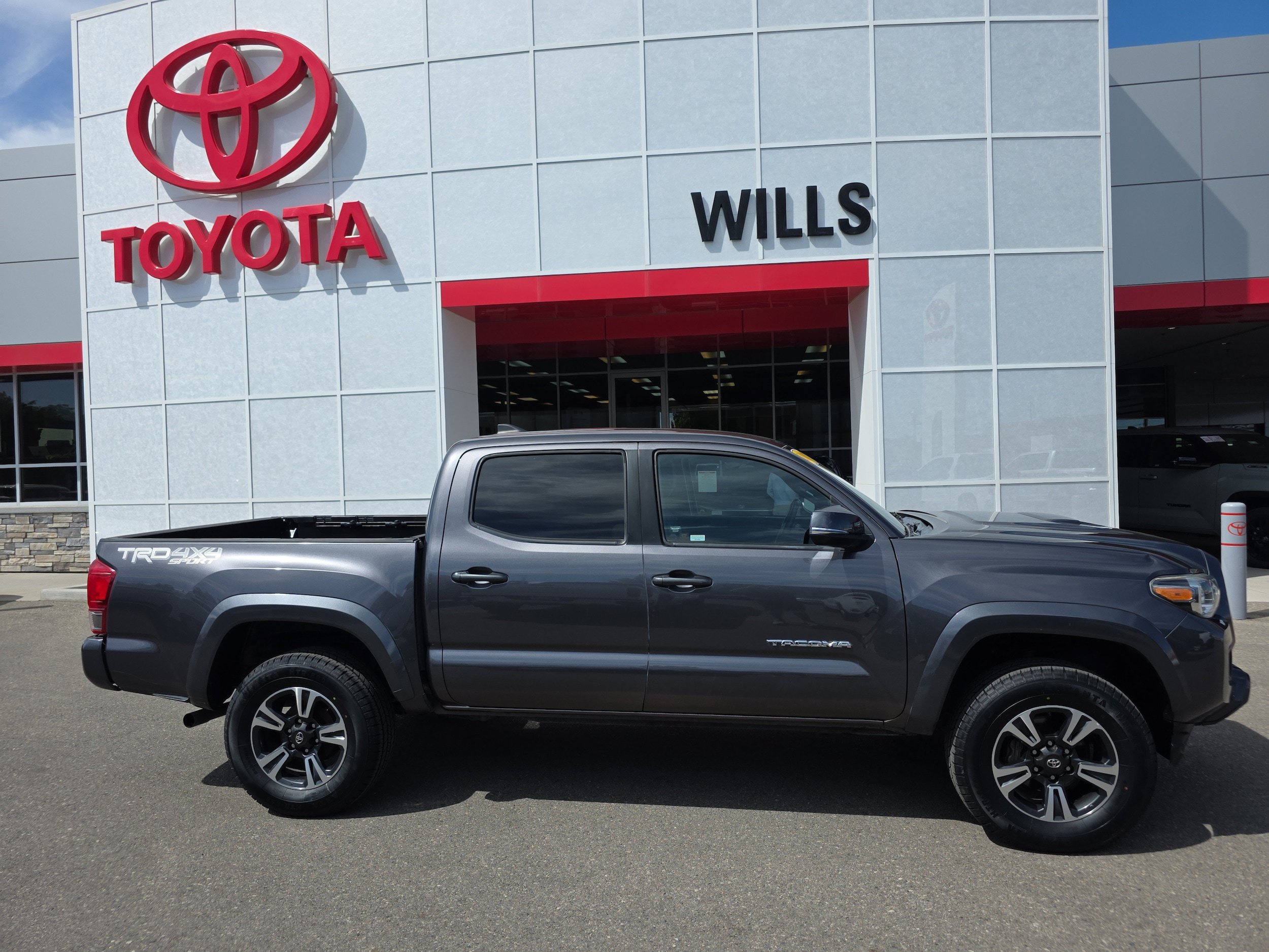 Used 2017 Toyota Tacoma TRD Sport w/ Tow Package (A/T)
