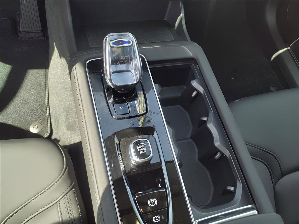 Used 2025 Volvo XC90 T8 Plus w/ Protection Package Premier image 17