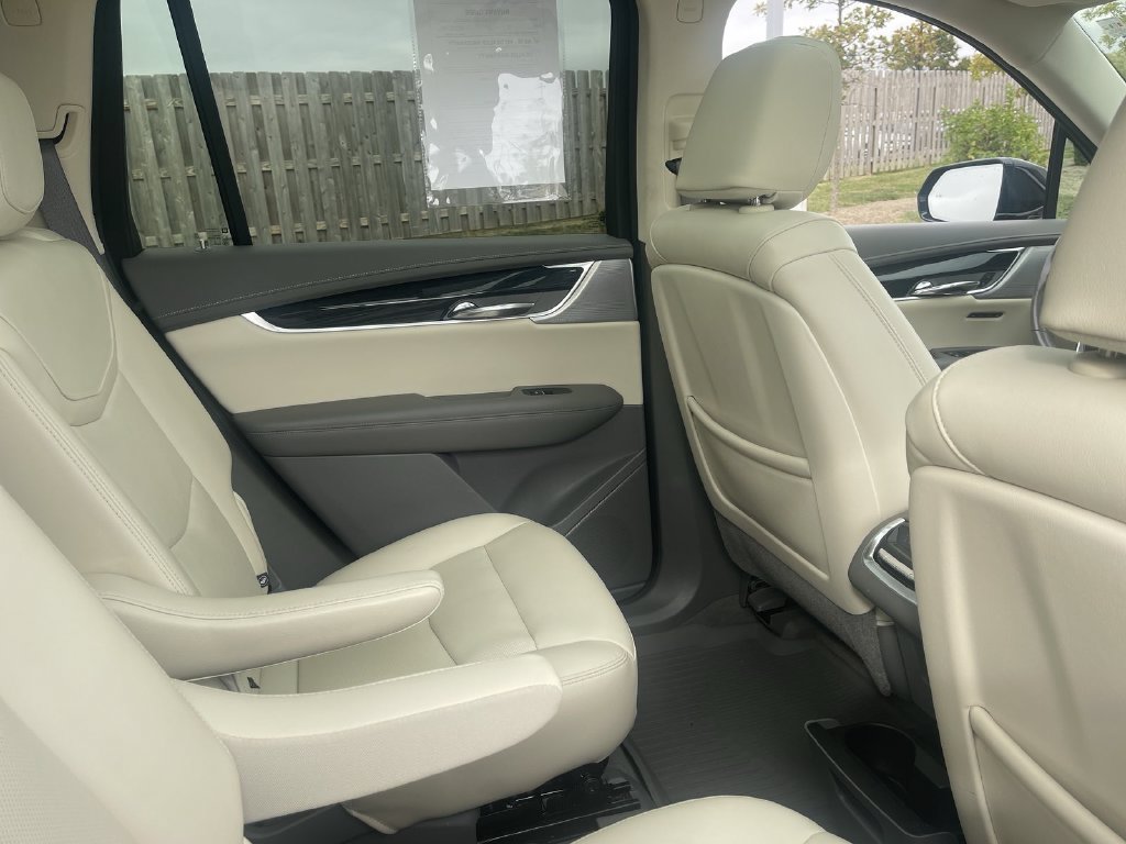 Used 2025 Cadillac XT6 Premium Luxury w/ LPO, Floor Liner Package AWD/4WD image 32