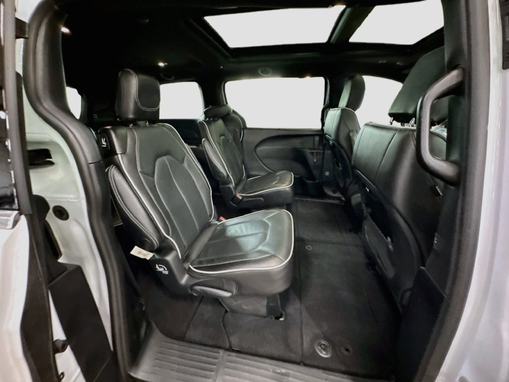 Used 2026 Chrysler Pacifica Limited FWD image 33