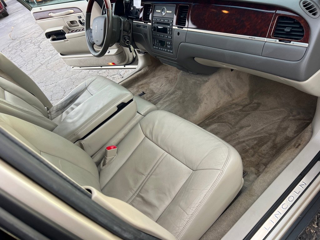 Used 2009 Lincoln Town Car Signature Limited image 18