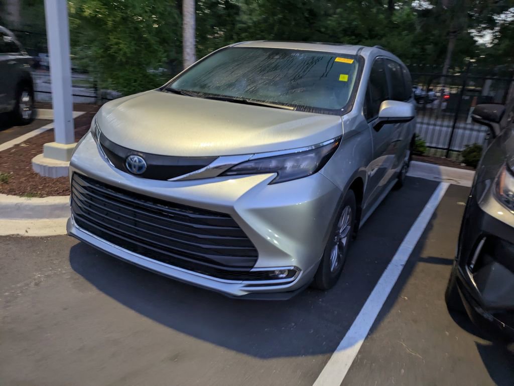 Certified 2024 Toyota Sienna XLE image 4