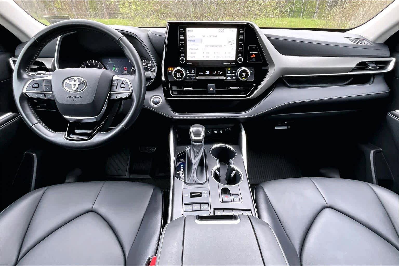 Used 2021 Toyota Highlander XLE AWD/4WD image 16