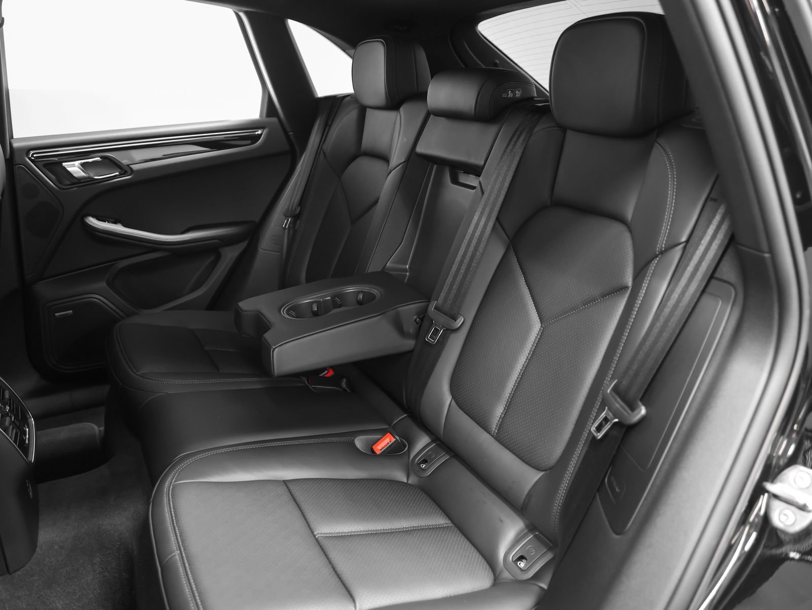 Certified 2025 Porsche Macan AWD/4WD image 37