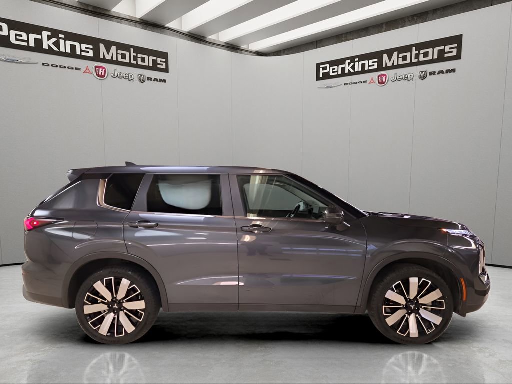 Used 2025 Mitsubishi Outlander SE image 6