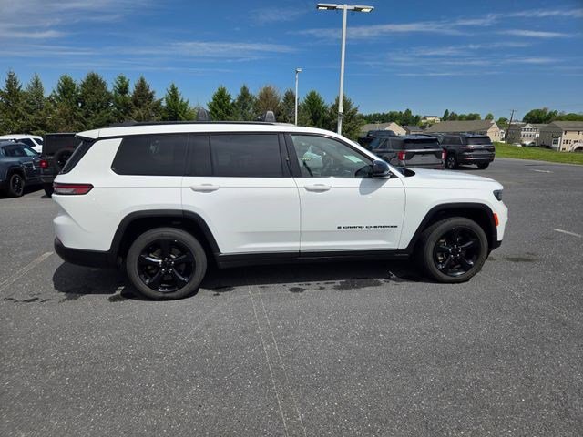 Used 2023 Jeep Grand Cherokee L Laredo AWD/4WD image 17