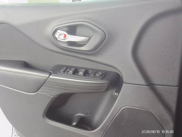 Used 2016 Jeep Cherokee Latitude w/ Cold Weather Group AWD/4WD image 14