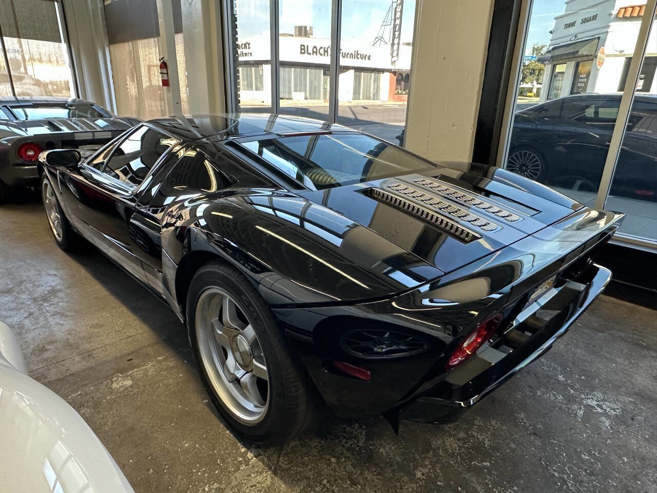 Used 2005 Ford GT RWD image 3