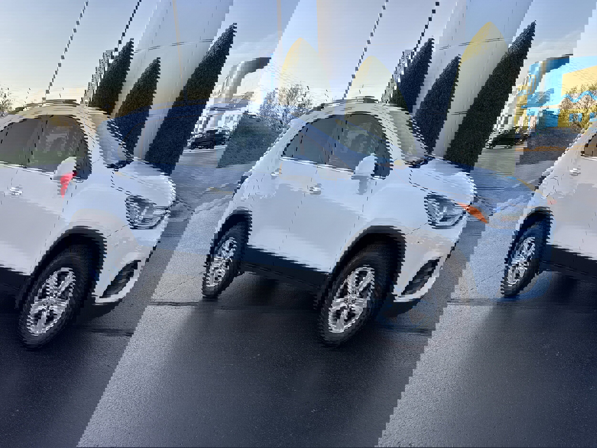 Used 2019 Chevrolet Trax LT w/ LT Convenience Package image 1