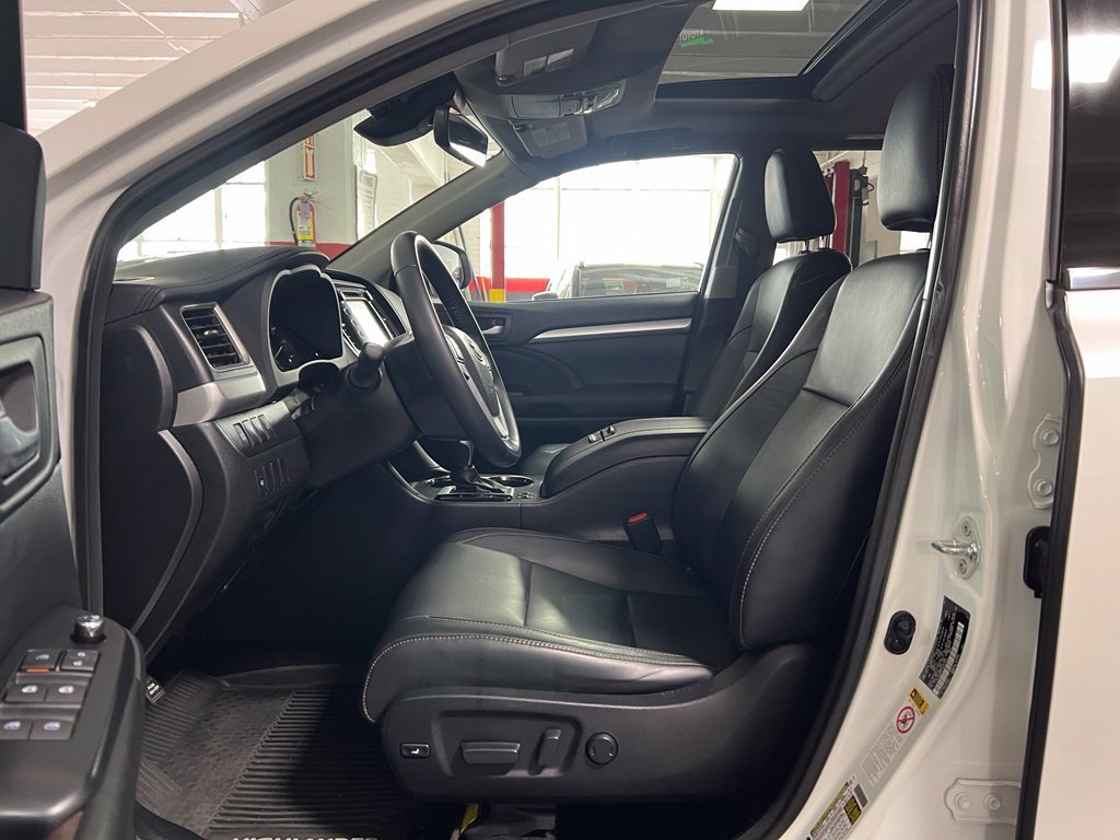 Certified 2017 Toyota Highlander XLE AWD/4WD image 12