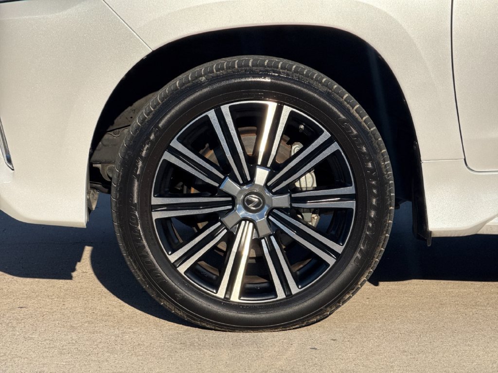 Used 2021 Lexus LX 570 4WD w/ Luxury Package image 28