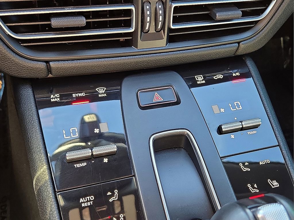 Used 2024 Porsche Macan T w/ Premium Plus Package image 21