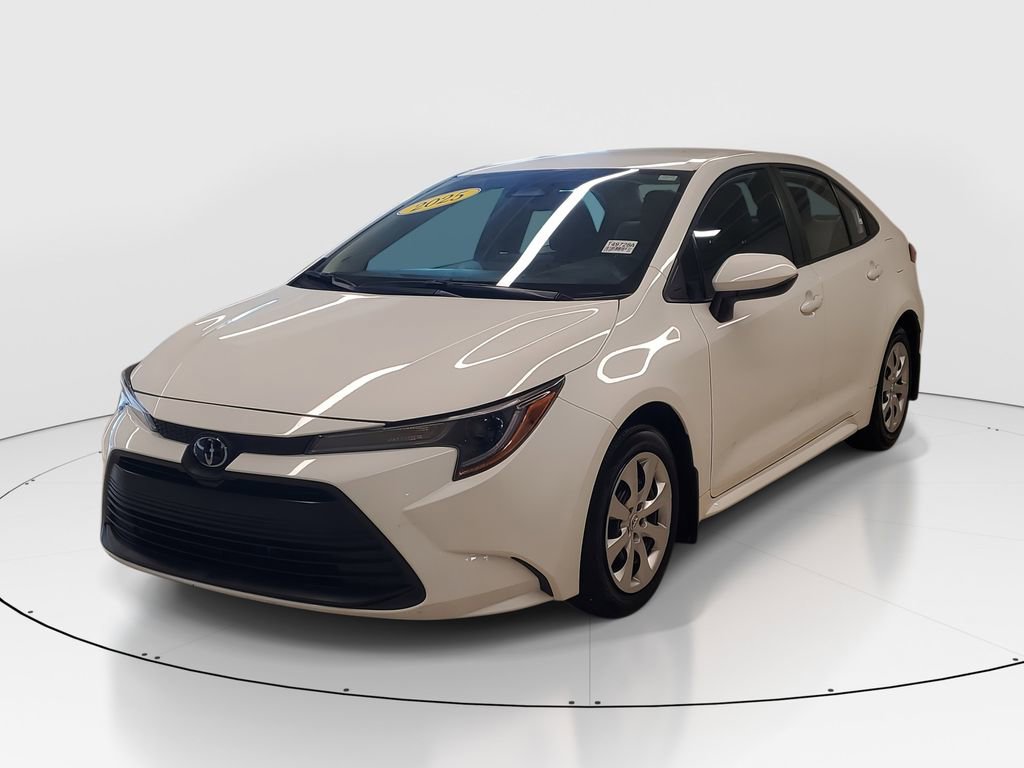 Used 2025 Toyota Corolla LE image 3