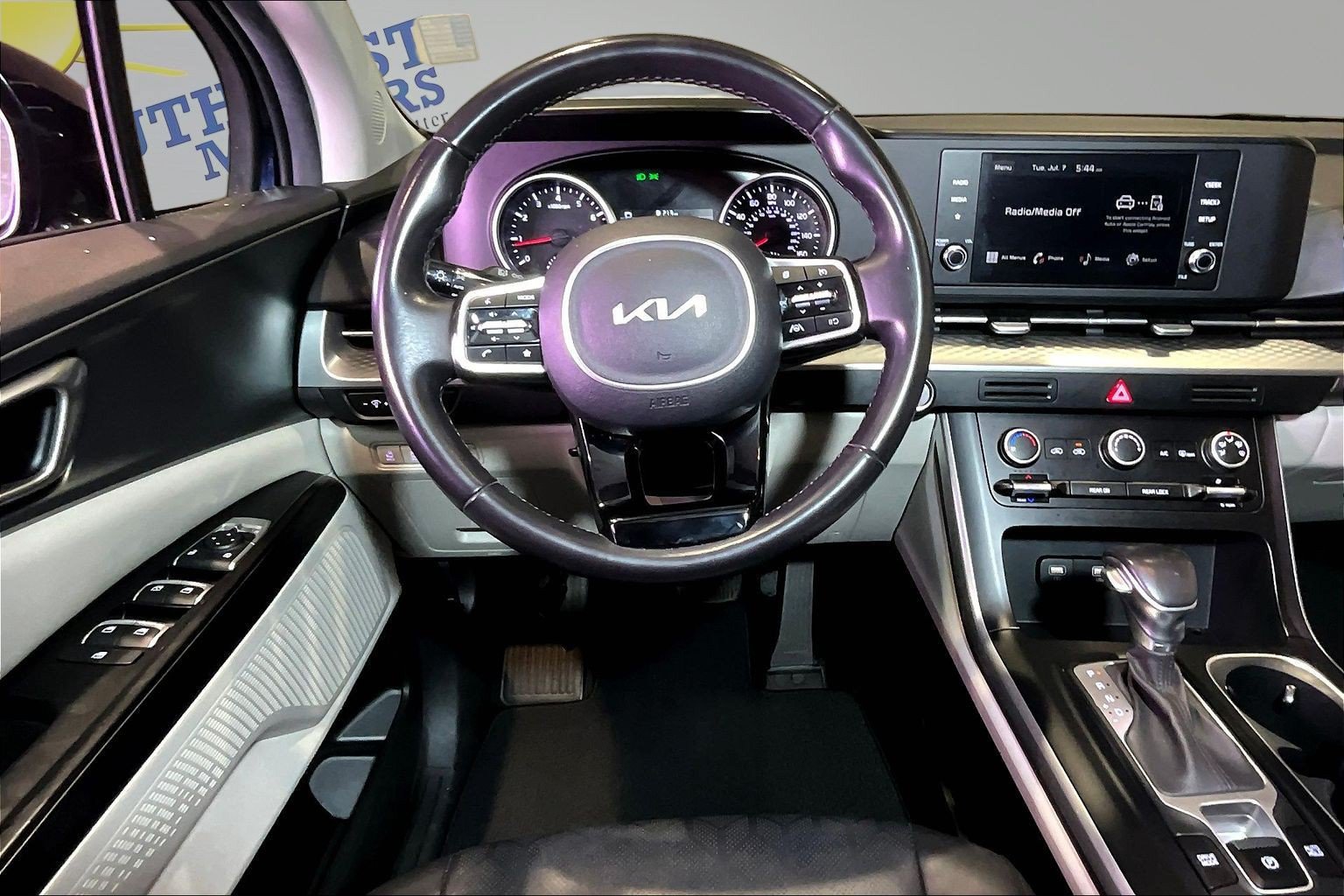 Used 2023 Kia Carnival LX FWD image 9