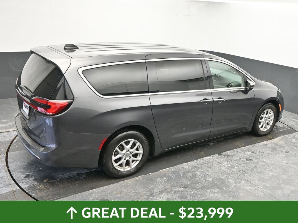 Used 2023 Chrysler Pacifica Touring-L image 41