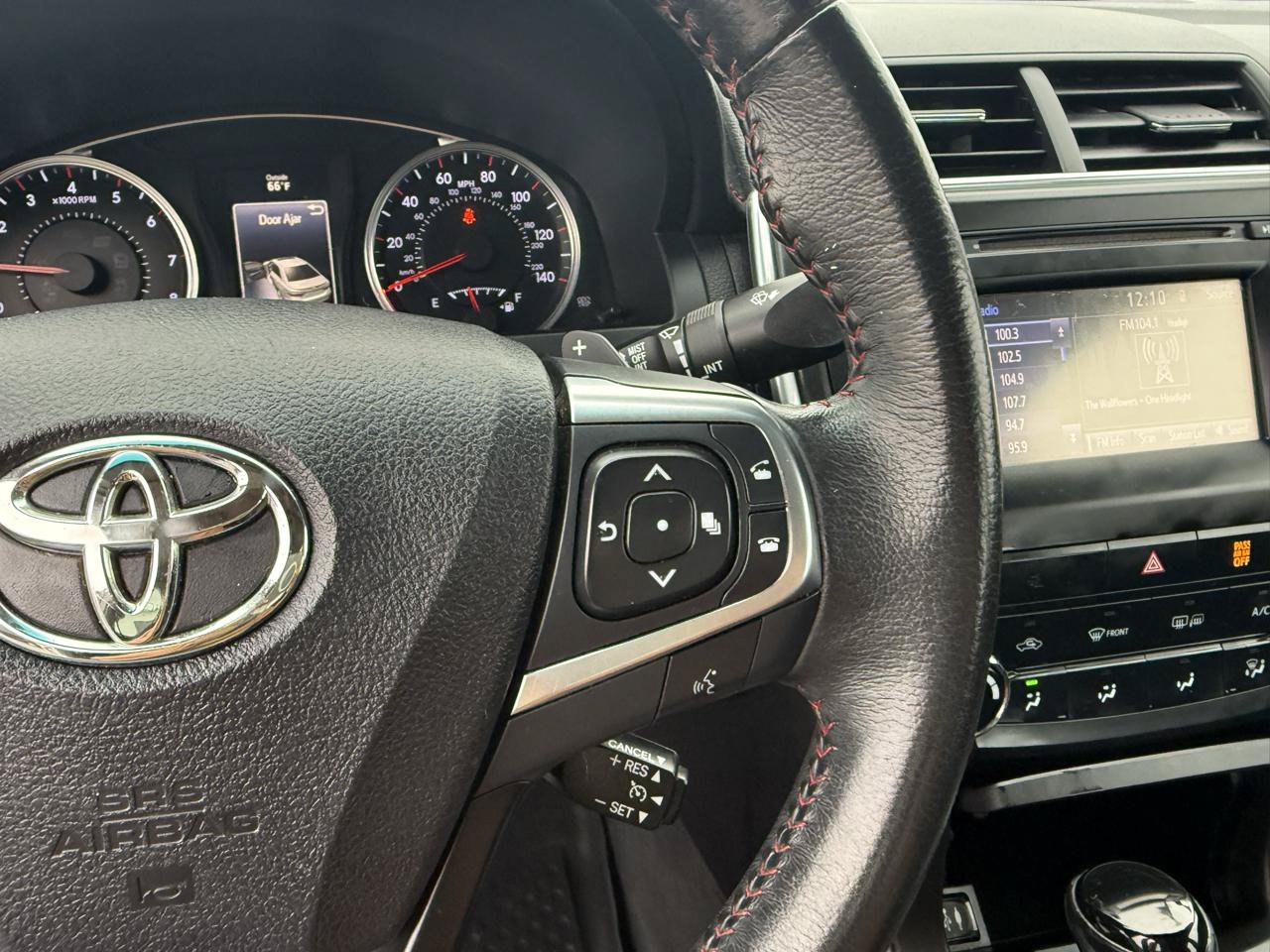 Used 2017 Toyota Camry SE w/ Moonroof Package FWD image 18